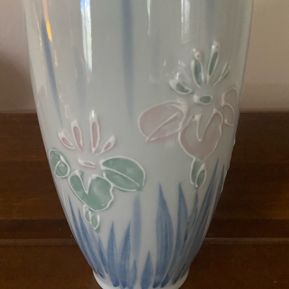 Otagiri Vintage Japanese Porcelain Vase 1970 Iris Flowers 11” Embossed edges🥰 - Picture 3 of 9
